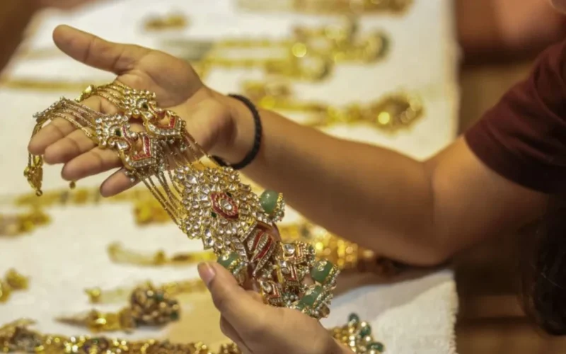 الذهب يكسر 5200 دولار.. ترامب يوجه ضربة قاضية لأسعار العملة الخضراء عالمياً